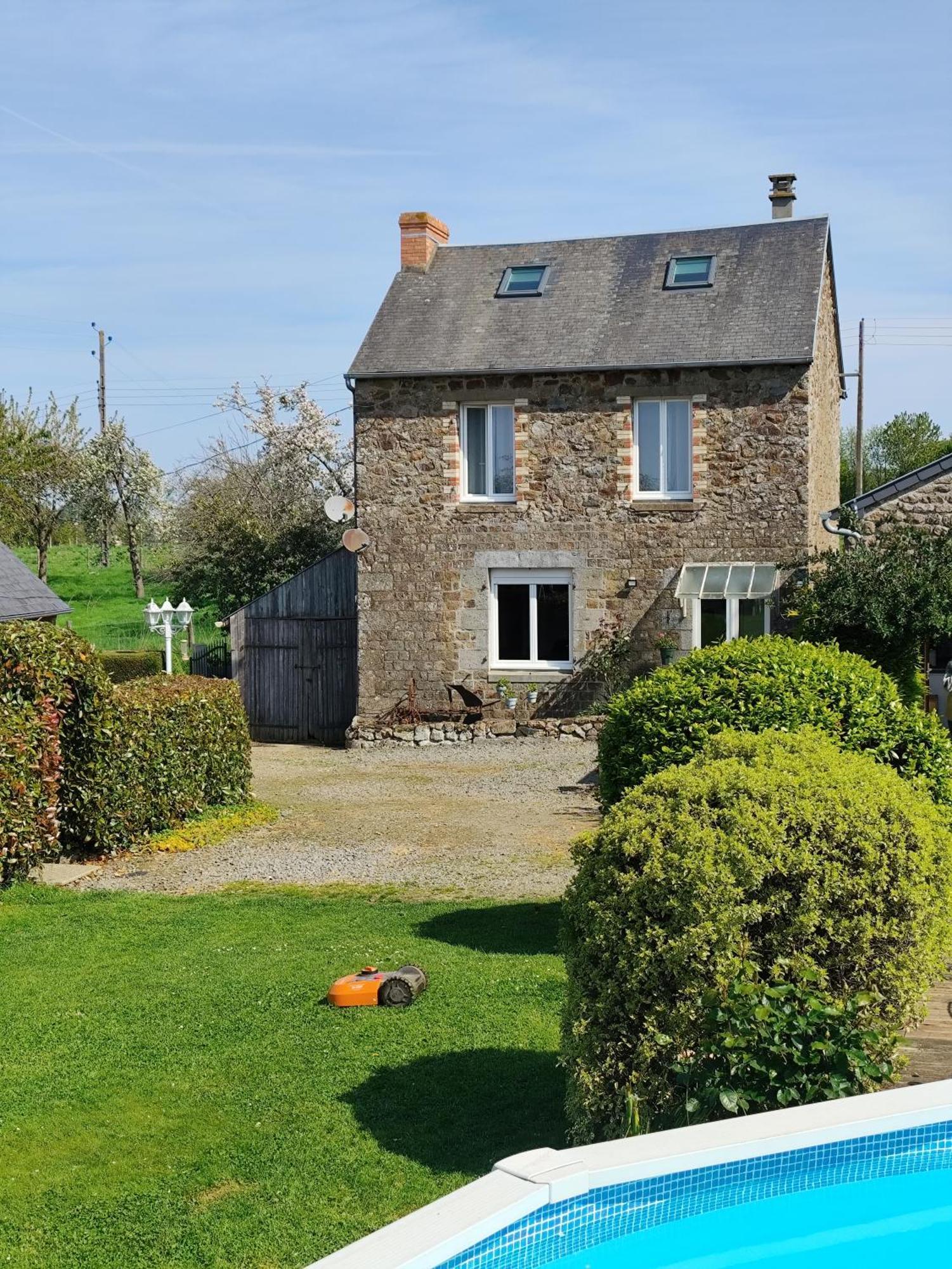 Isigny-le-Buat Le Jardin B&B المظهر الخارجي الصورة