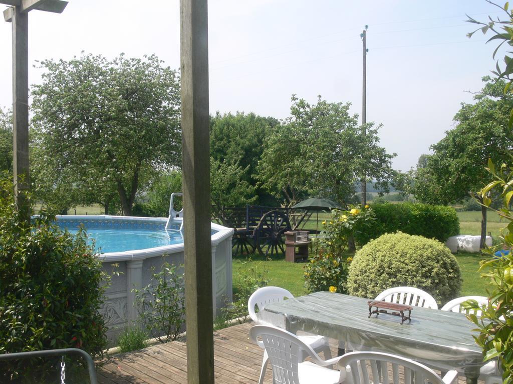 Isigny-le-Buat Le Jardin B&B المظهر الخارجي الصورة